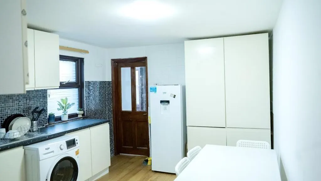 Spacious 2 Bedroom Flat London 0*,  United Kingdom