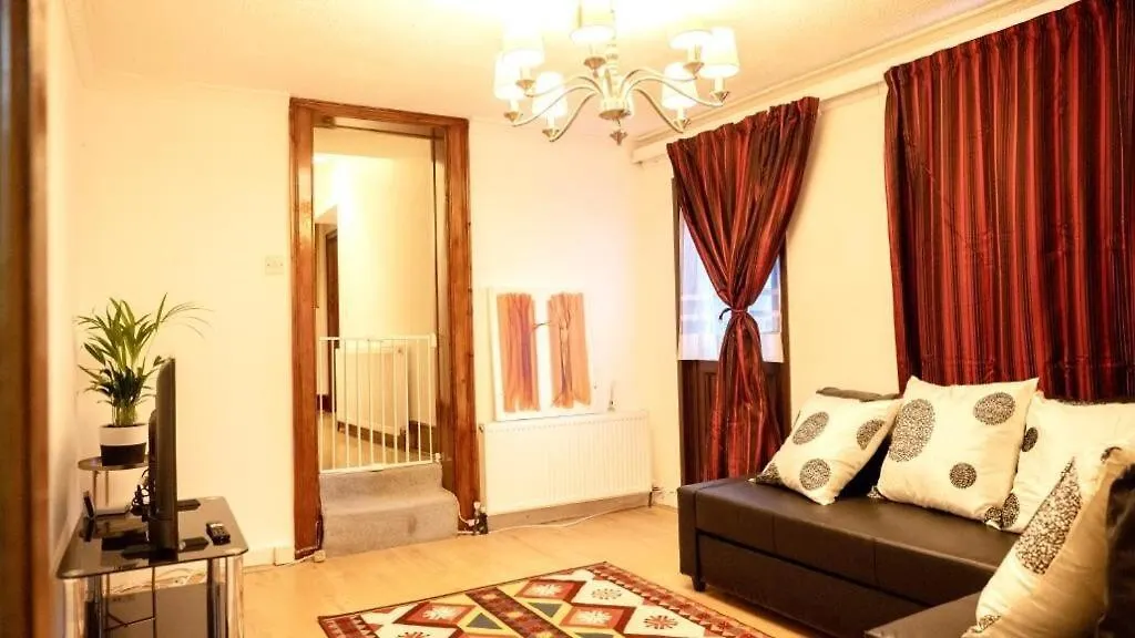 Spacious 2 Bedroom Flat London 0*,